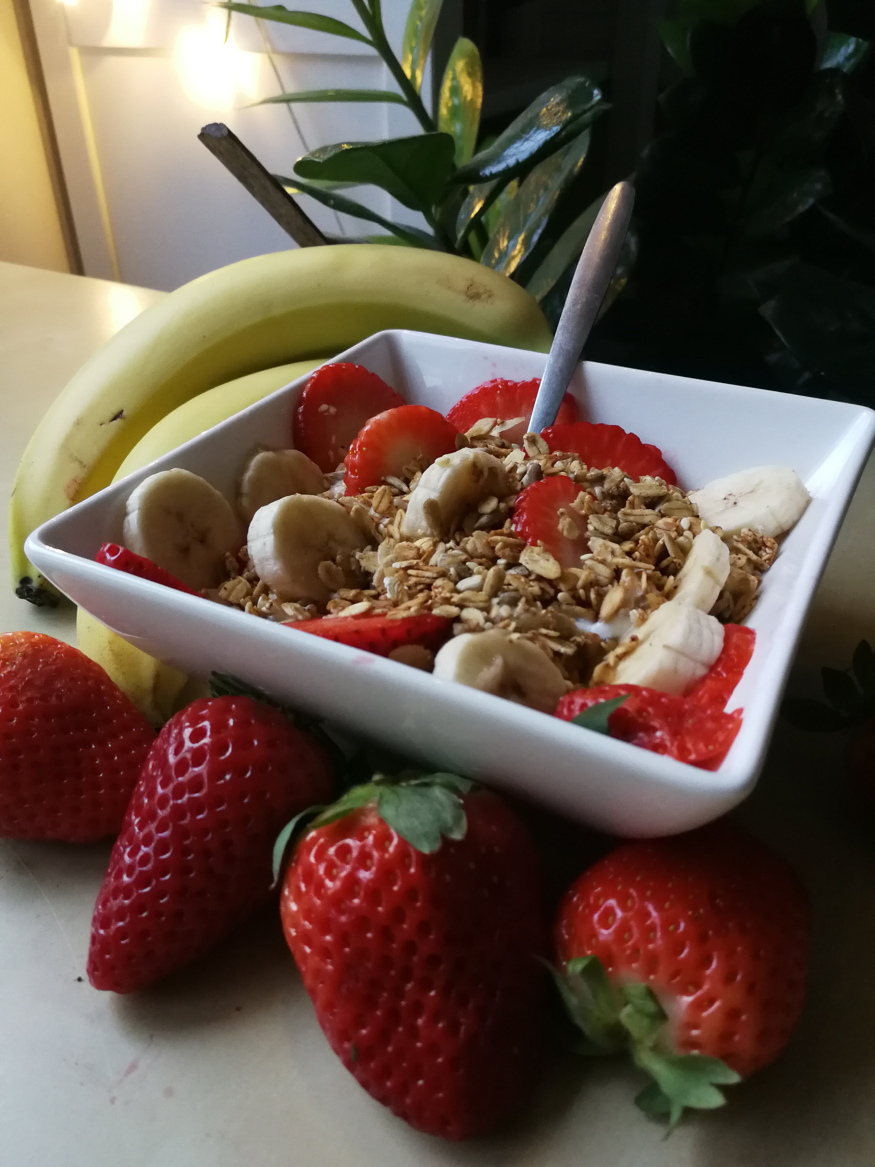 Granola z Truskawkami bananem kiwi jogurtem naturalnym. Zdrowe Śniadanie dla ludzi dbających o dietę.